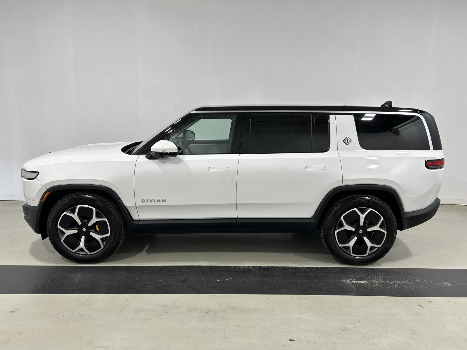 Used 2024 Rivian R1S Adventure AWD/4WD image 2