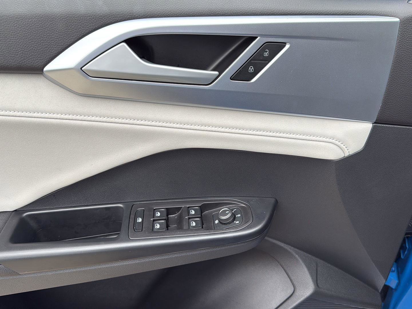 Certified 2025 Volkswagen Taos SE w/ Panoramic Sunroof Package image 12