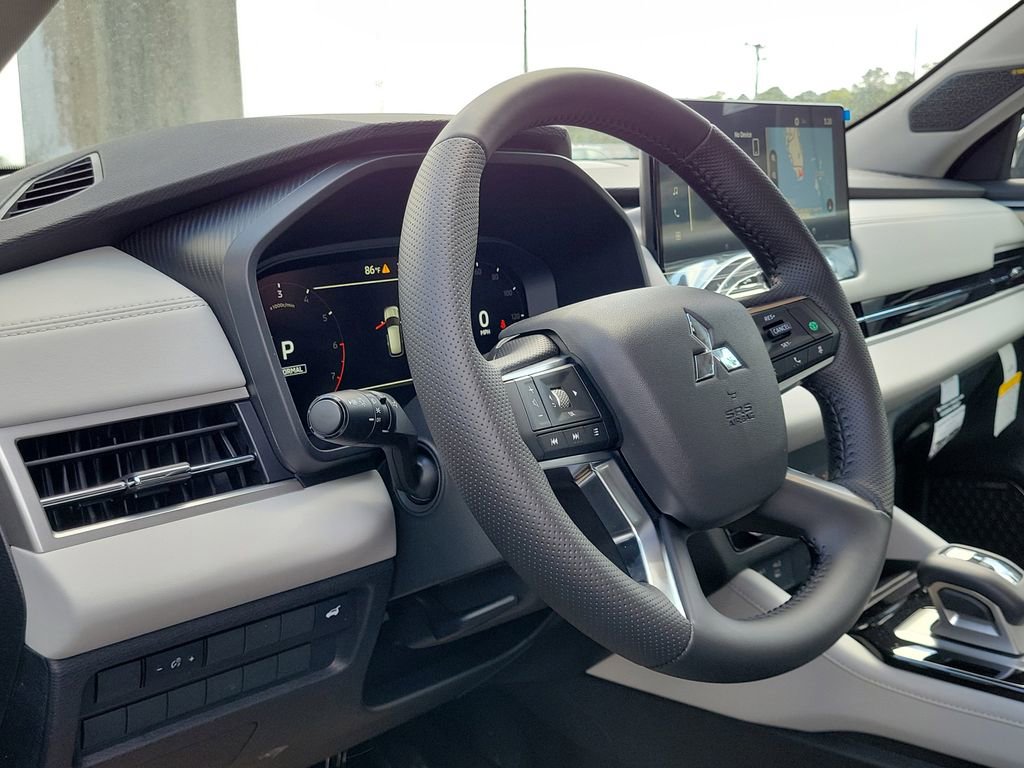 New 2025 Mitsubishi Outlander SE image 7