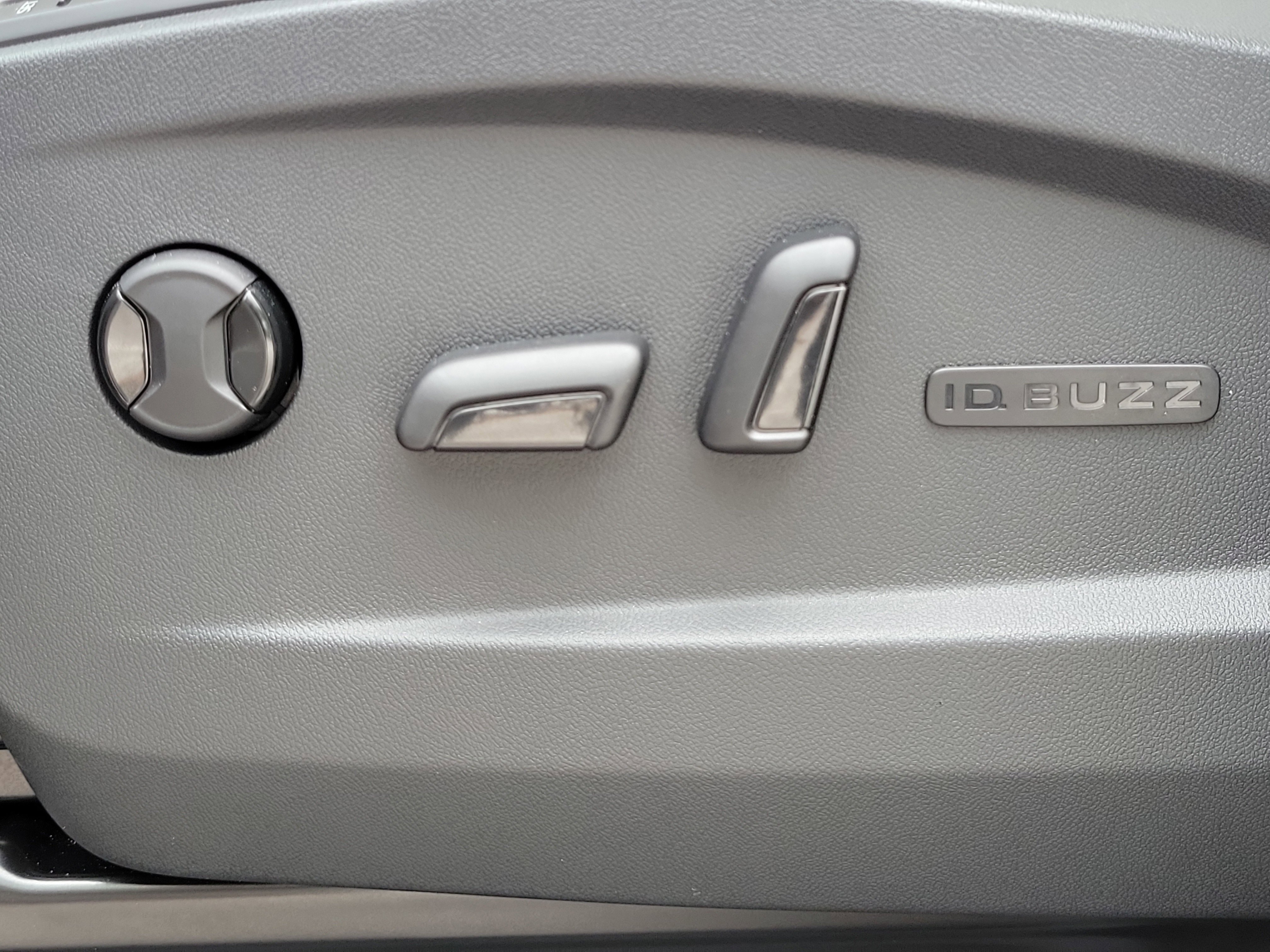 Used 2025 Volkswagen ID. Buzz 1st Edition image 24