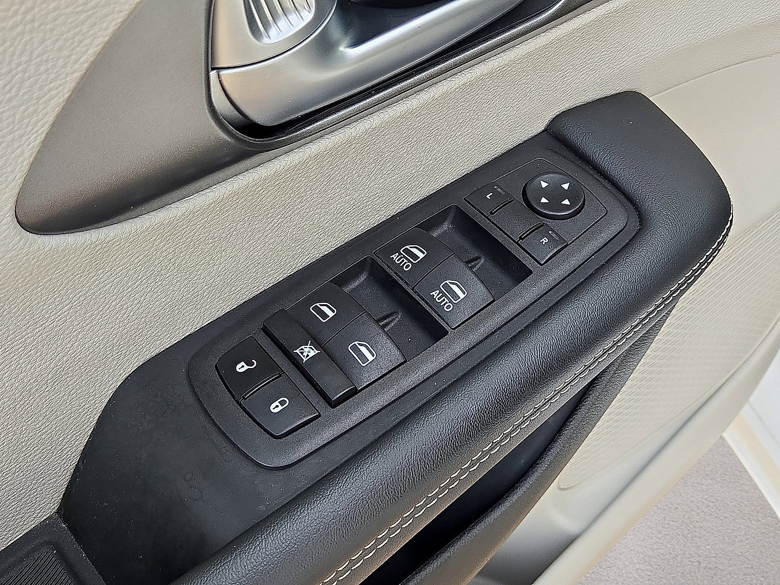 Used 2024 Chrysler Pacifica Limited FWD image 23
