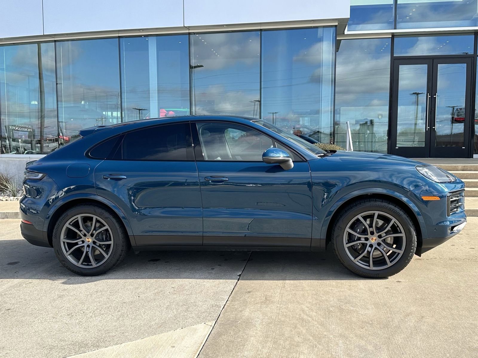 Certified 2024 Porsche Cayenne Coupe image 8