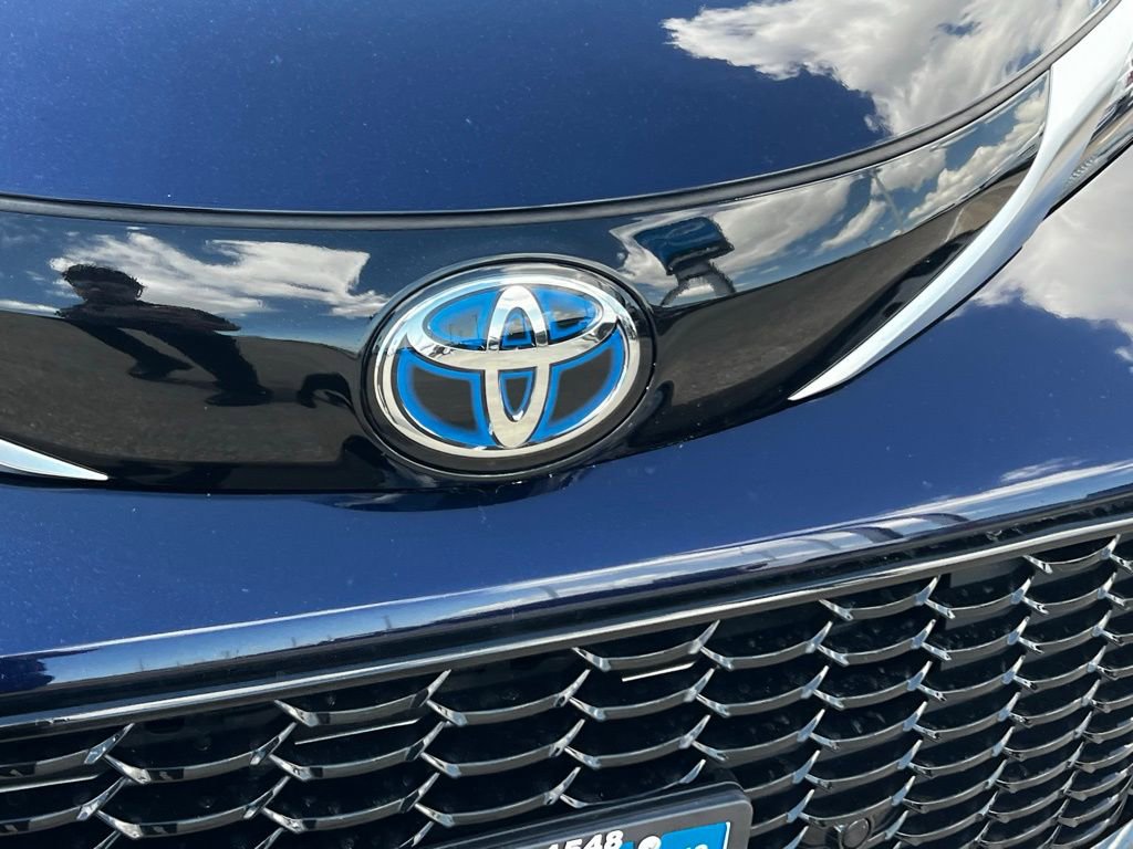 Used 2022 Toyota Sienna XSE image 4