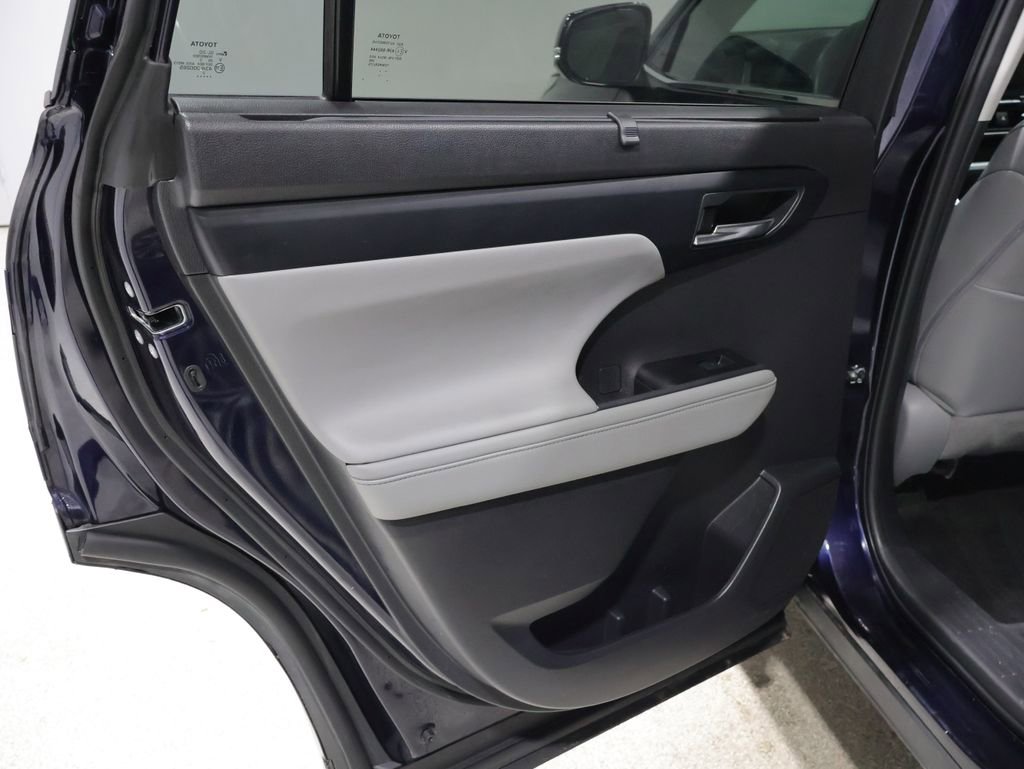 Used 2023 Toyota Highlander XLE image 19