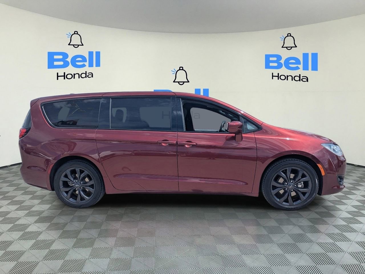 Used 2020 Chrysler Pacifica Touring w/ S Appearance Package FWD image 5