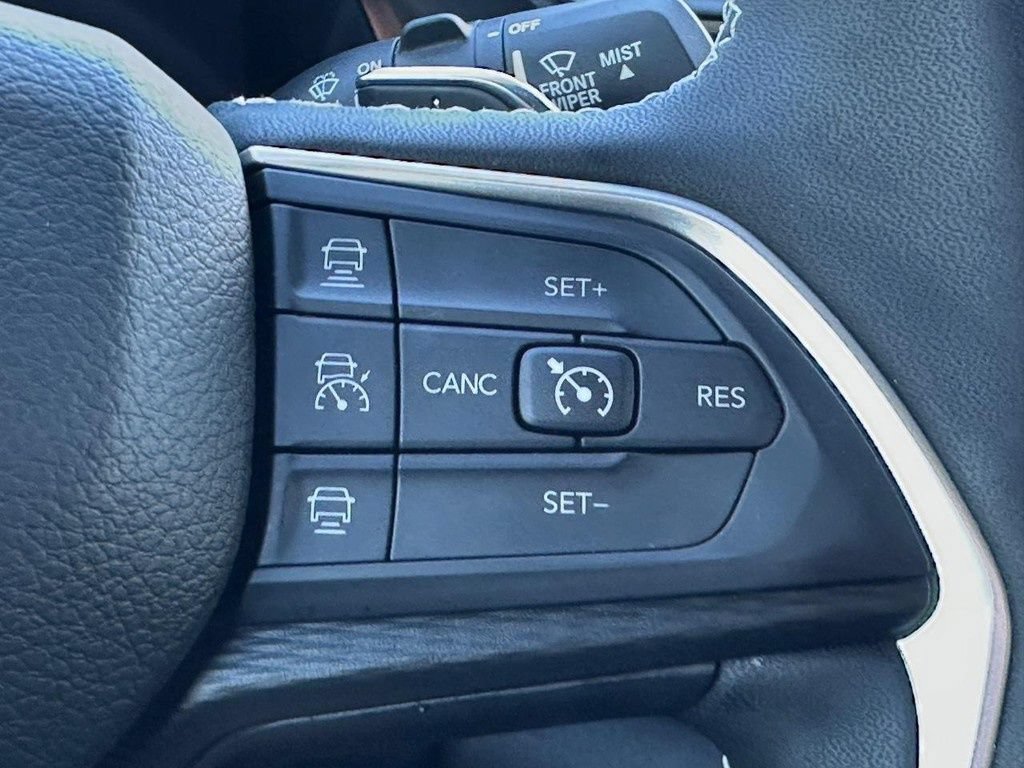 Used 2024 Jeep Grand Cherokee L Altitude AWD/4WD image 18