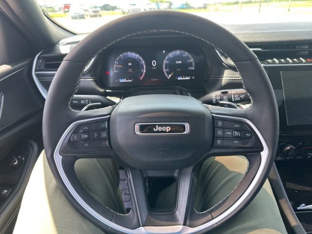 Used 2025 Jeep Grand Cherokee Altitude image 38