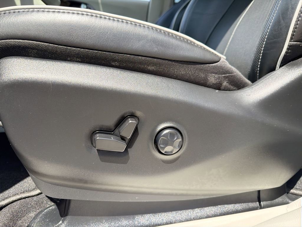 Used 2023 Chrysler Pacifica Limited FWD image 14