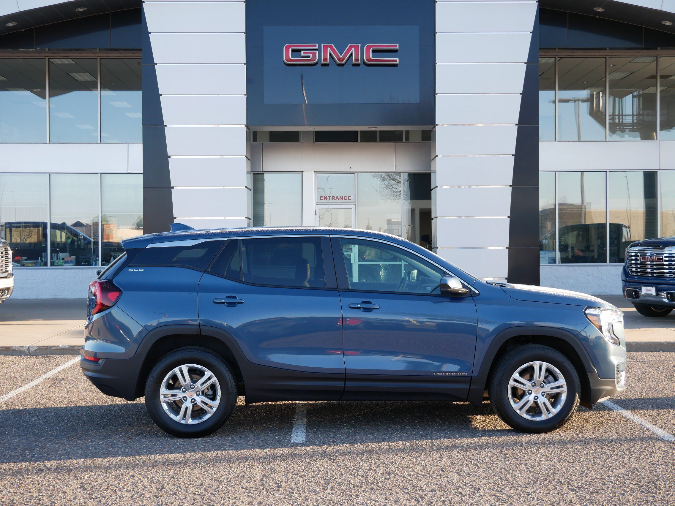 Used 2024 GMC Terrain SLE image 2