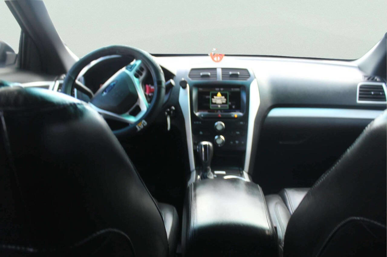 Used 2015 Ford Explorer XLT w/ Equipment Group 202B image 6