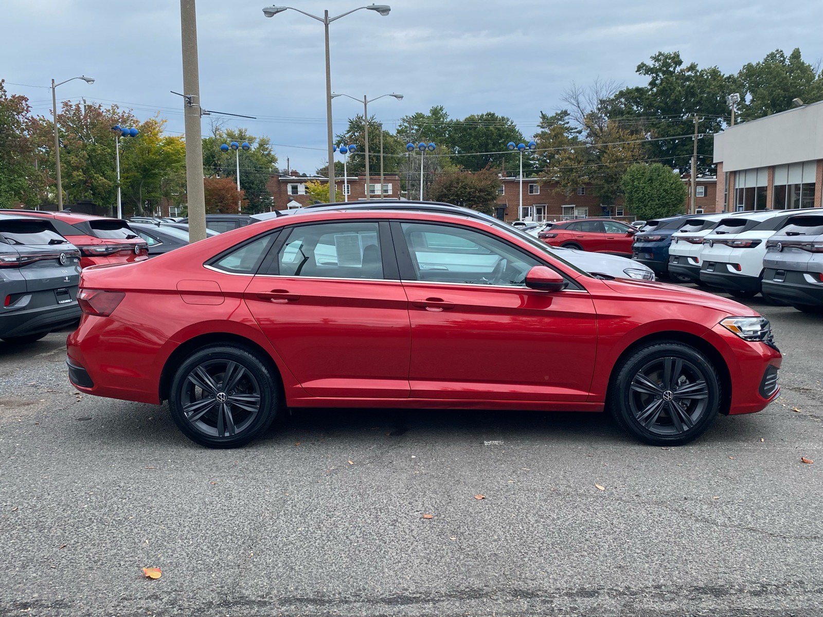 Certified 2022 Volkswagen Jetta SE w/ Panoramic Sunroof Package FWD image 2