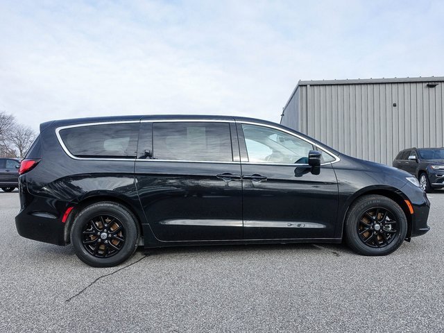 Used 2023 Chrysler Pacifica Touring-L image 26
