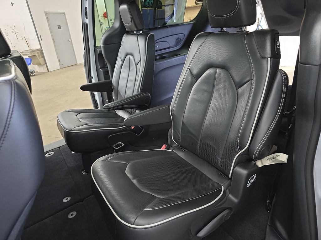 Certified 2025 Chrysler Pacifica Limited FWD image 16