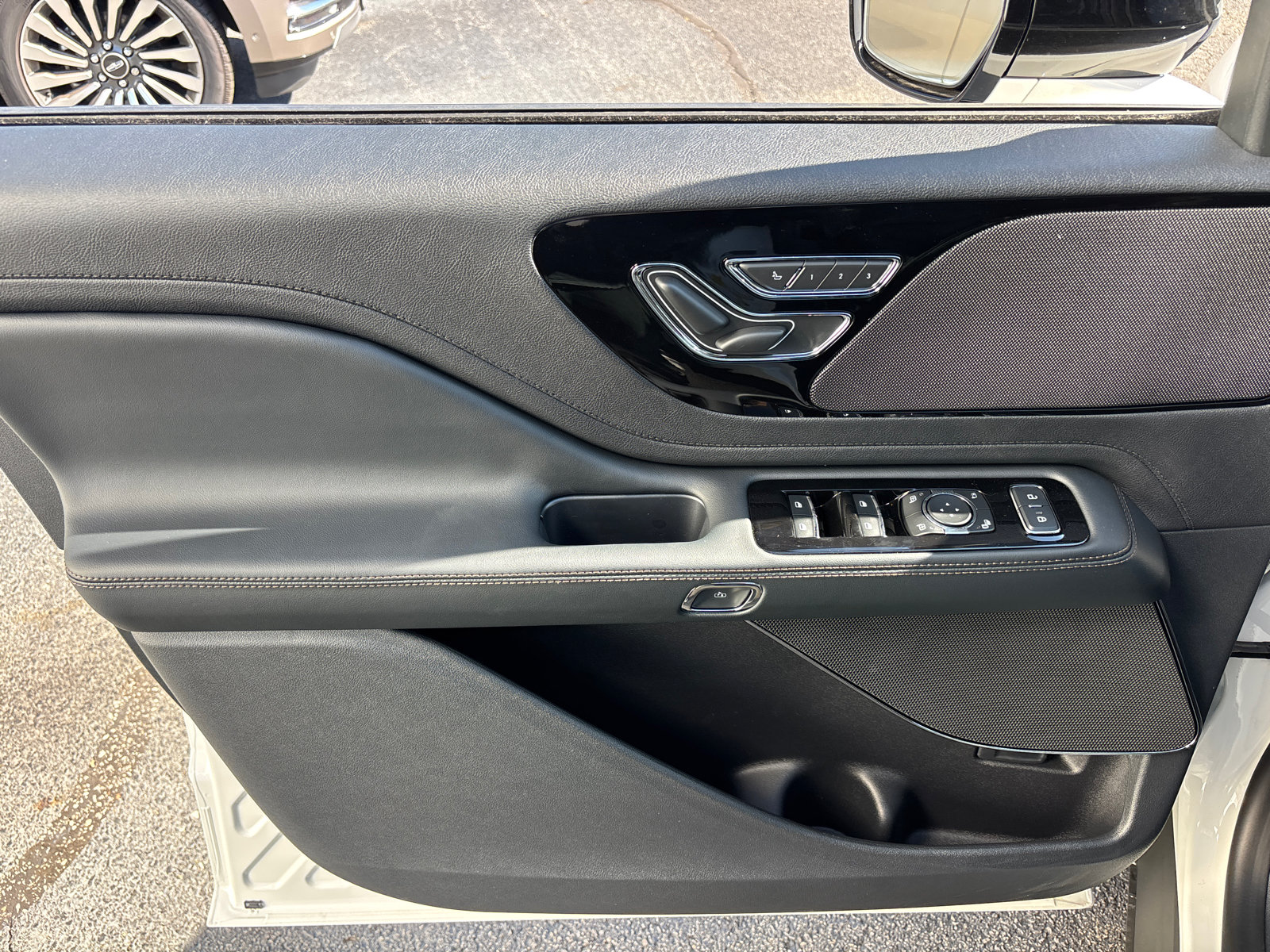 New 2027 Lincoln Aviator AWD w/ Jet Appearance Package image 11