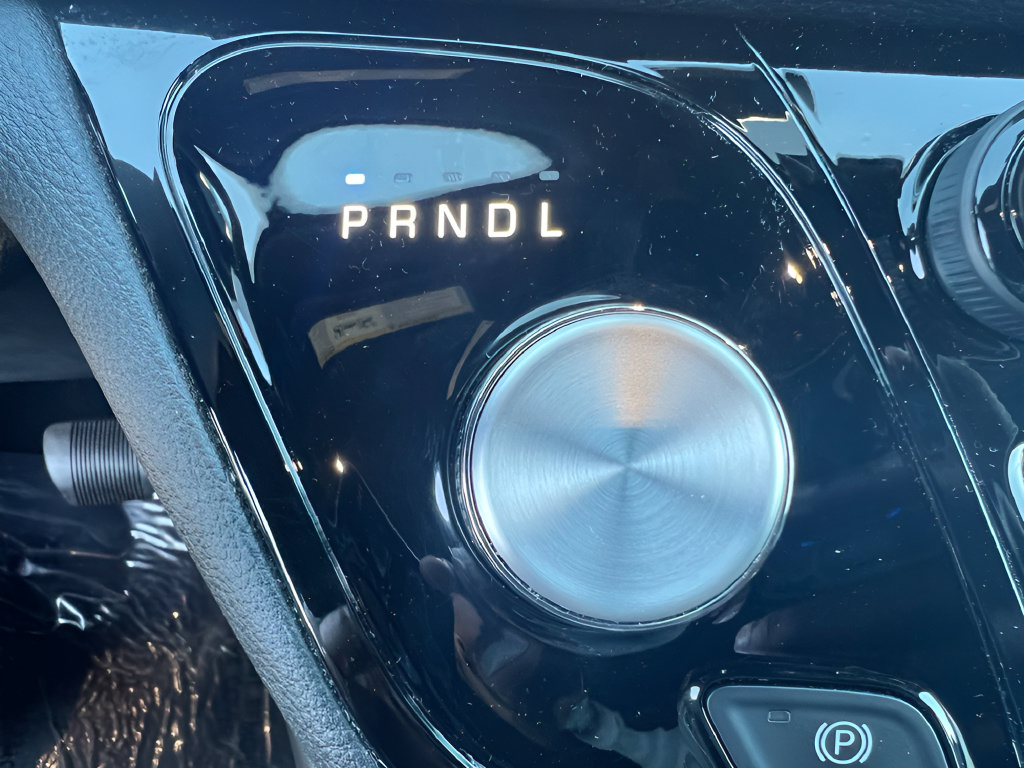 Used 2025 Chrysler Pacifica Limited FWD image 33