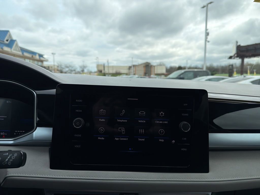 Used 2025 Volkswagen Taos SE AWD/4WD image 24