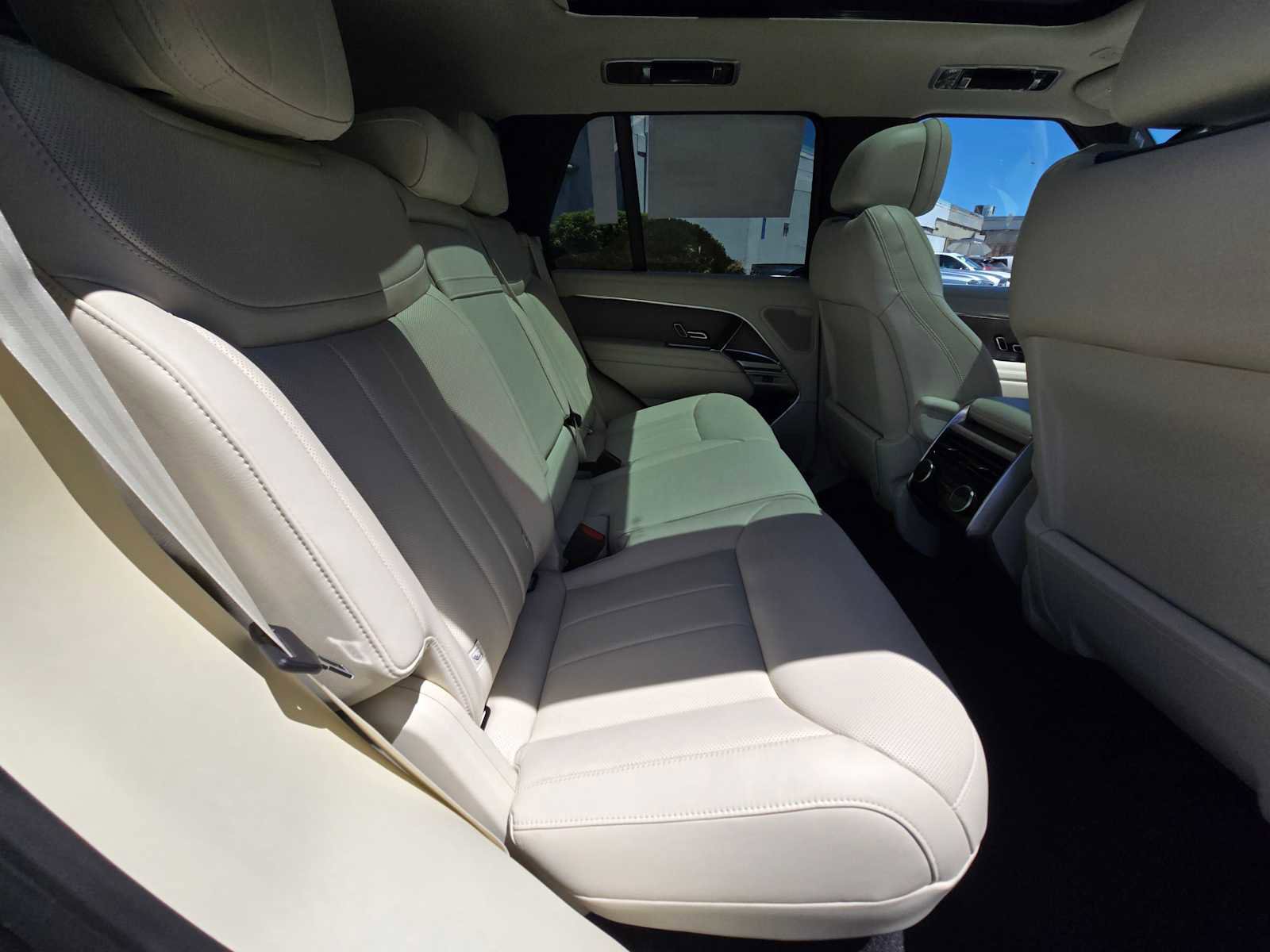 New 2025 Land Rover Range Rover SE image 14