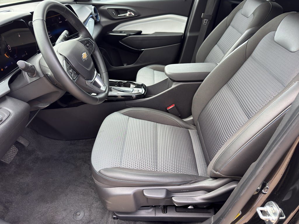 Used 2025 Chevrolet Trax LT w/ LT Convenience Package FWD image 11