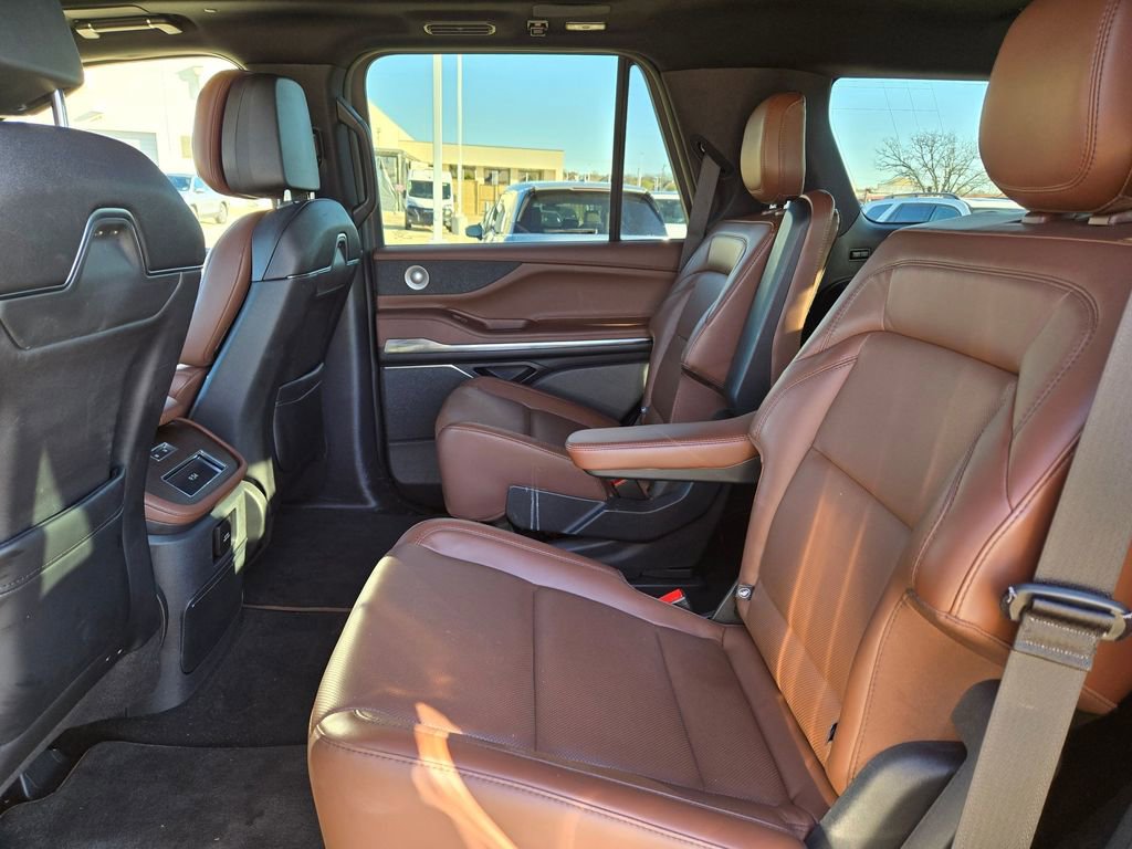 Used 2025 Lincoln Navigator Reserve image 18