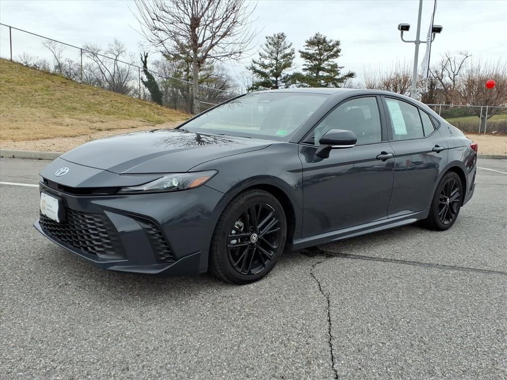 Used 2025 Toyota Camry SE image 9