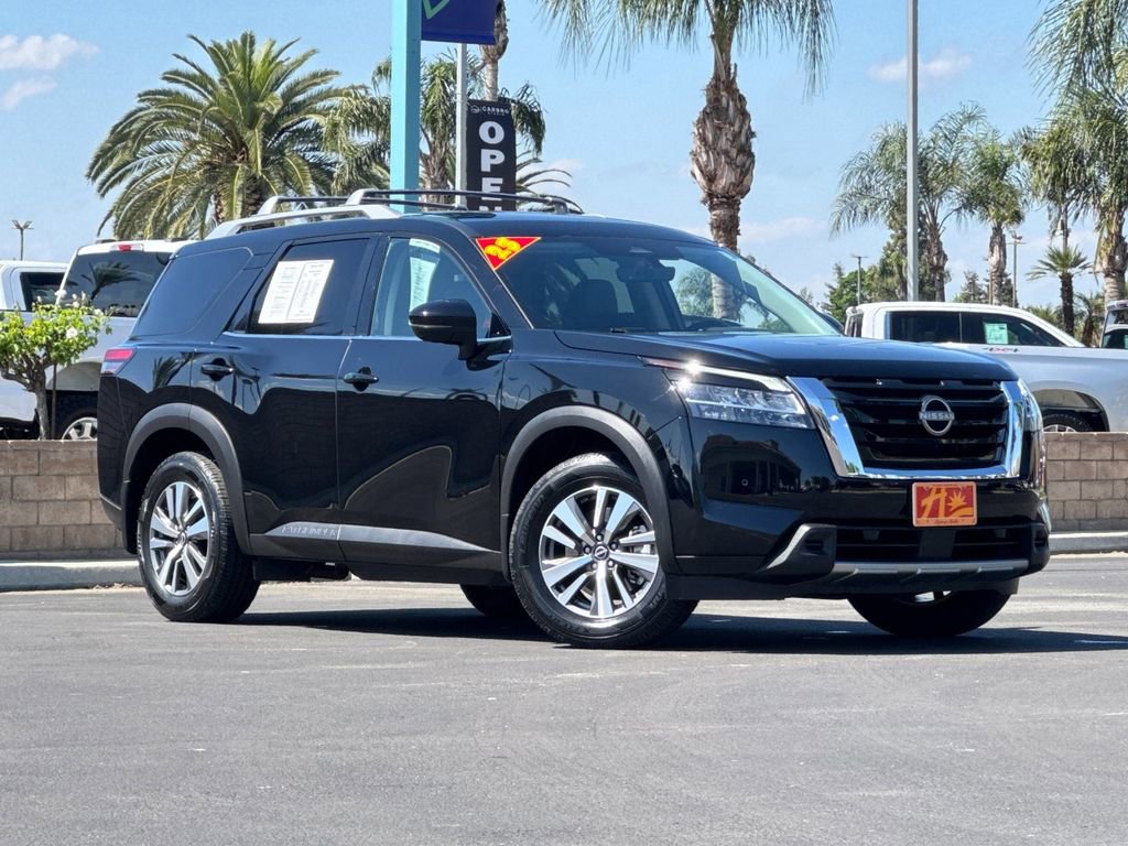 Used 2023 Nissan Pathfinder SL FWD image 1