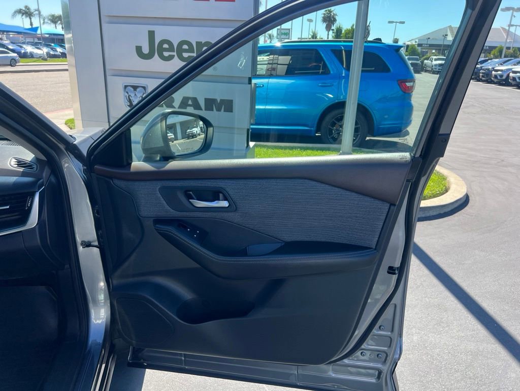 Used 2022 Nissan Rogue SV FWD image 34