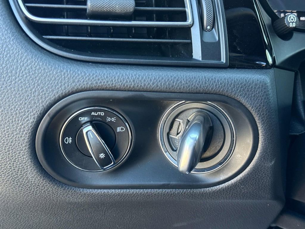 Used 2023 Porsche Macan Turbo image 27