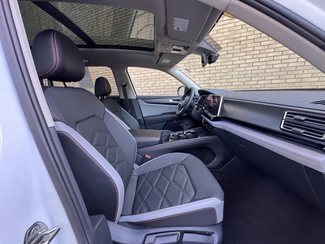 Used 2024 Volkswagen Atlas Peak Edition SE image 43