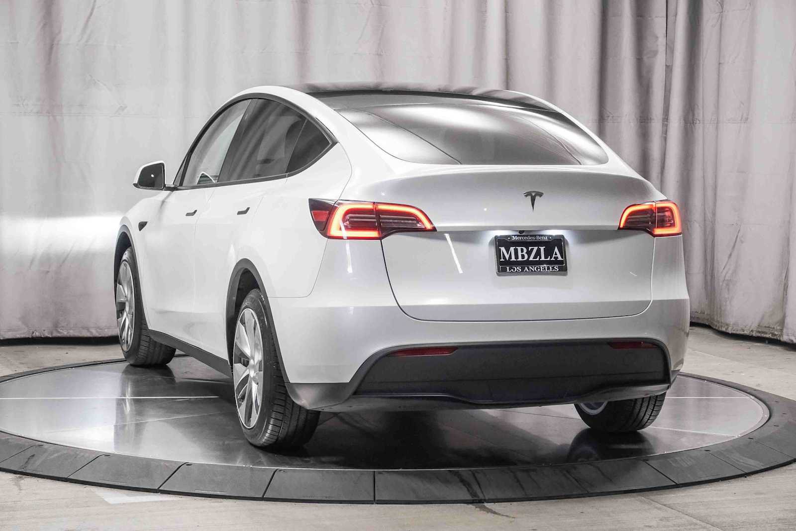 Used 2023 Tesla Model Y AWD image 2
