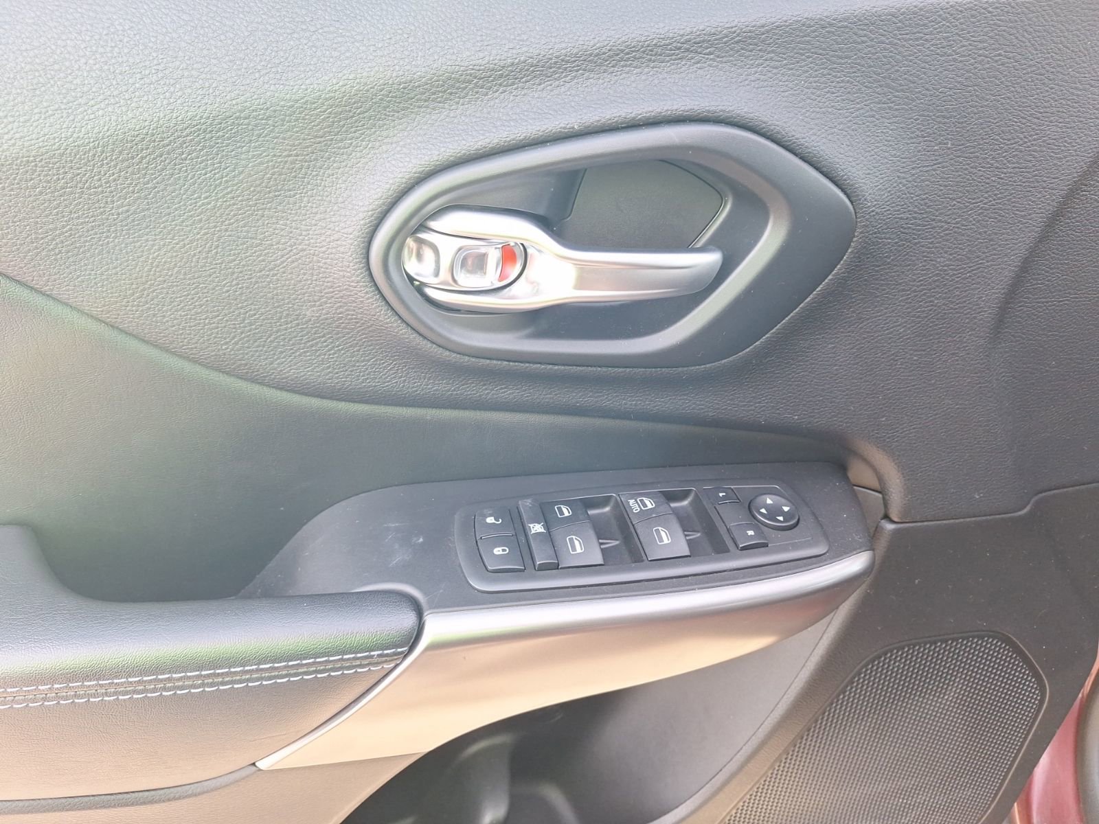 Used 2019 Jeep Cherokee Latitude w/ Popular Appearance Group image 17