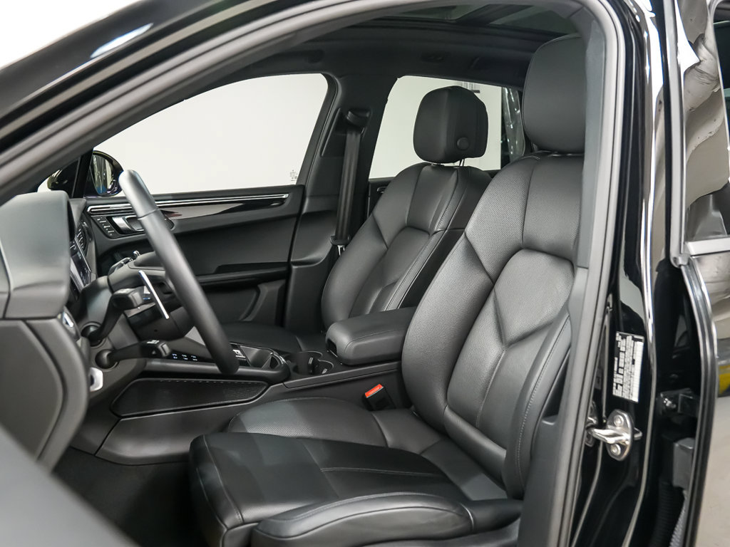 Certified 2024 Porsche Macan AWD/4WD image 5