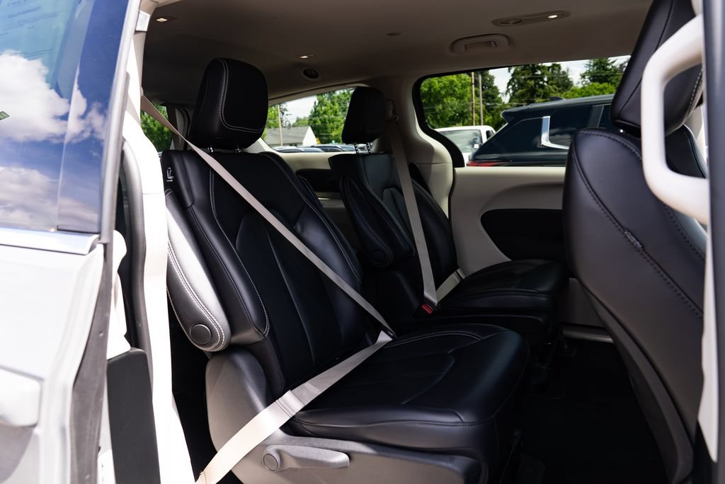 Used 2023 Chrysler Pacifica Touring-L FWD image 21