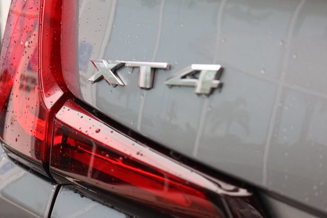 Used 2024 Cadillac XT4 Luxury w/ Cold Weather Package FWD image 8