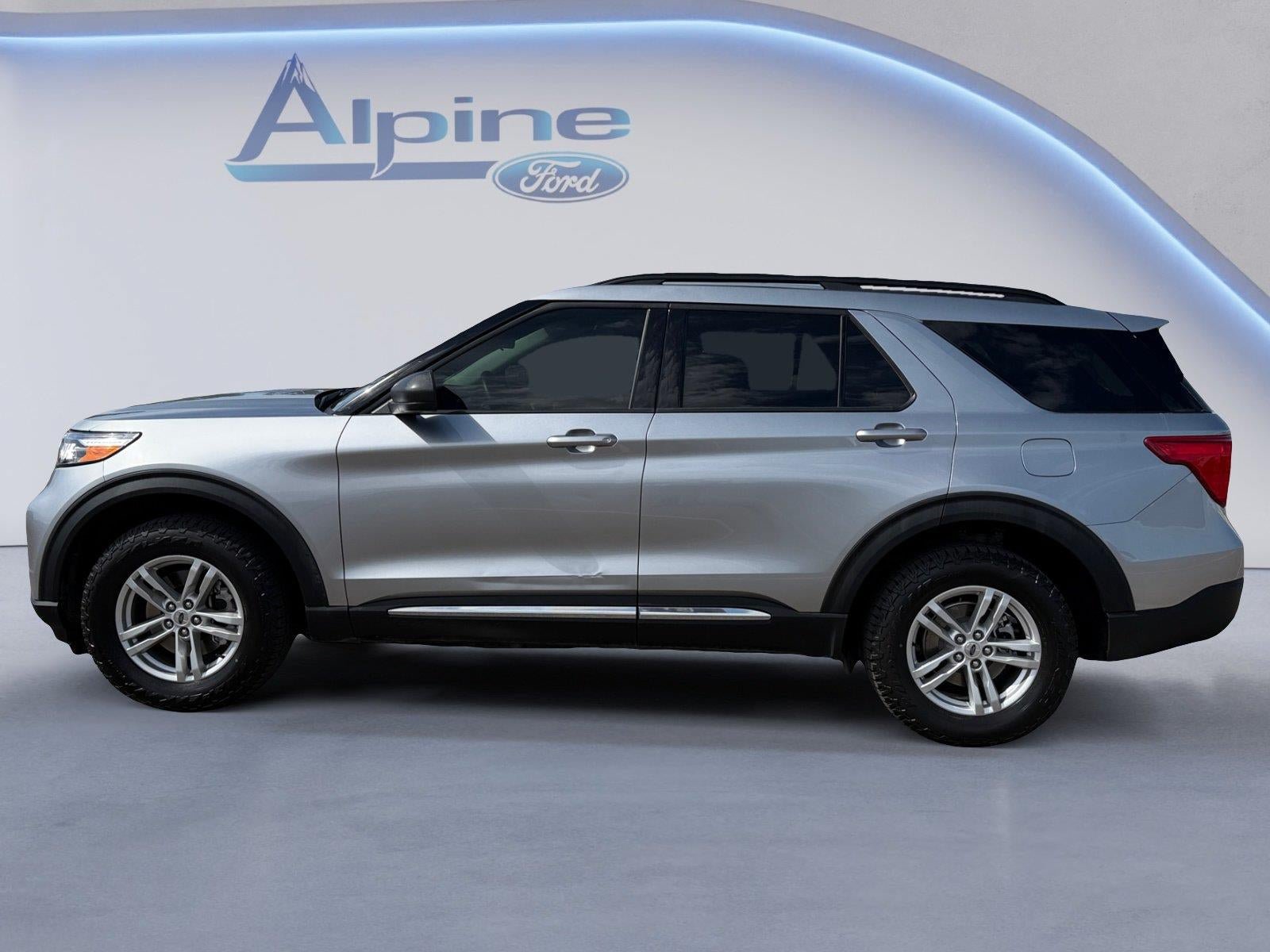 Certified 2024 Ford Explorer XLT w/ Class IV Trailer Tow Package AWD/4WD image 2