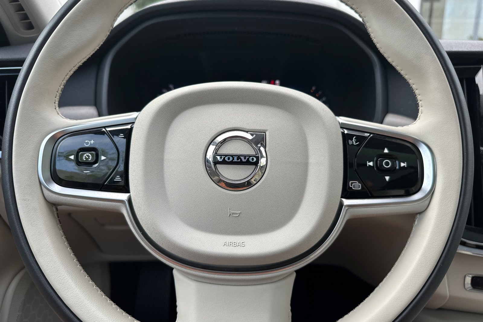 Used 2025 Volvo V90 B6 Cross Country Plus w/ Protection Package Premier AWD/4WD image 28