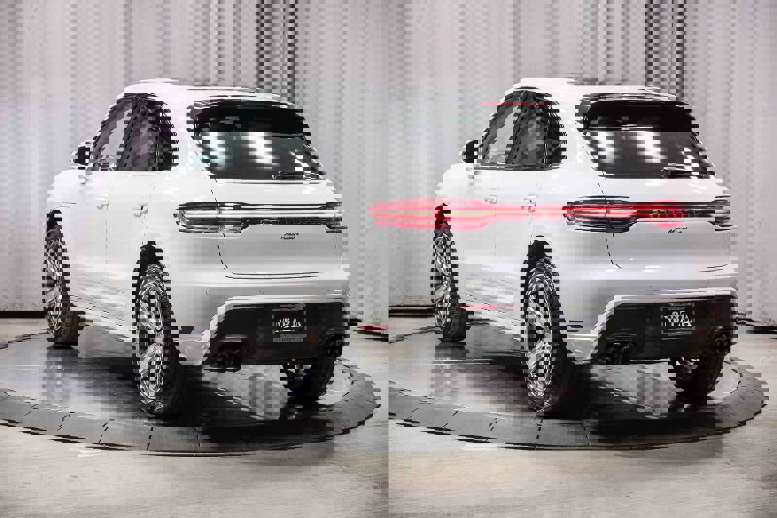 Used 2024 Porsche Macan image 2