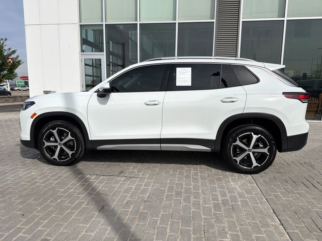 Certified 2025 Volkswagen Tiguan SE image 3