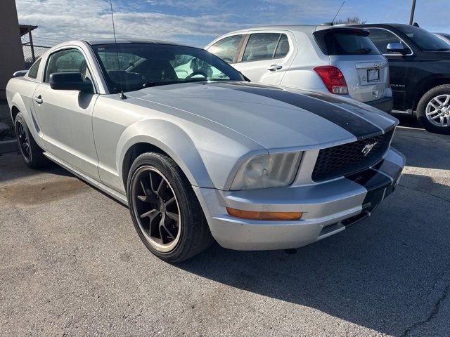 Used 2005 Ford Mustang Deluxe image 1
