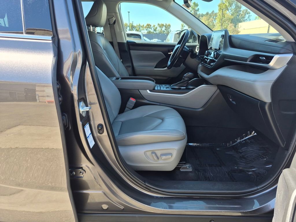 Used 2022 Toyota Highlander XLE image 32