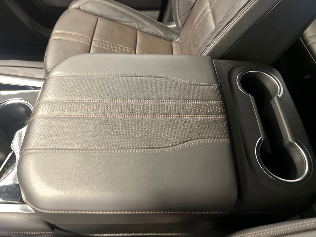 Used 2025 Chevrolet Suburban High Country AWD/4WD image 32
