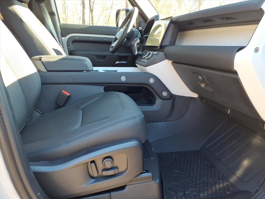 New 2026 Land Rover Defender 110 X-Dynamic SE image 3