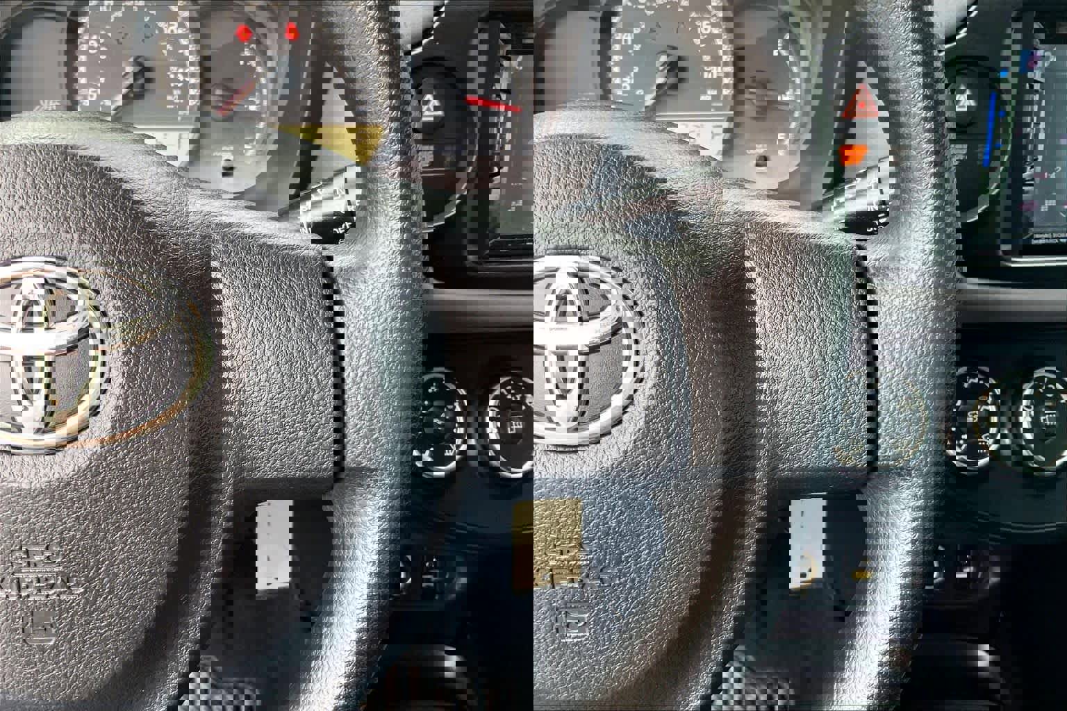 Used 2015 Toyota Yaris L image 21