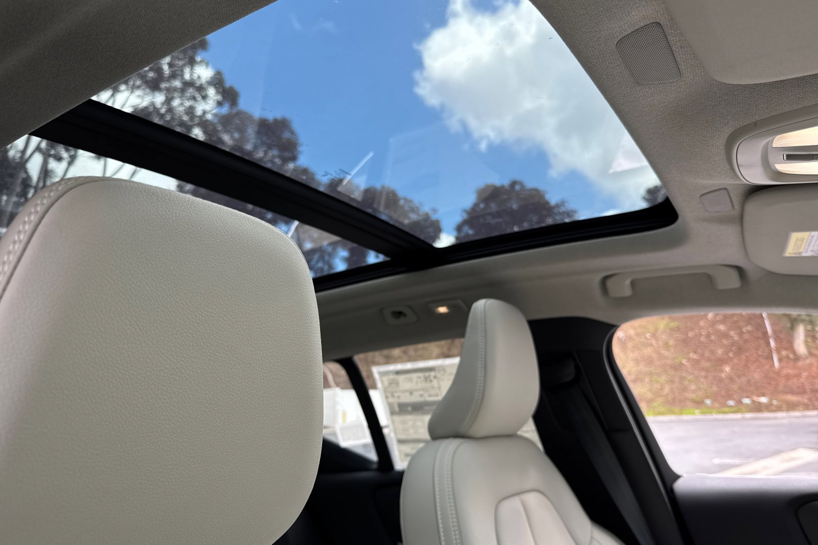 New 2025 Volvo XC40 B5 Ultra image 15