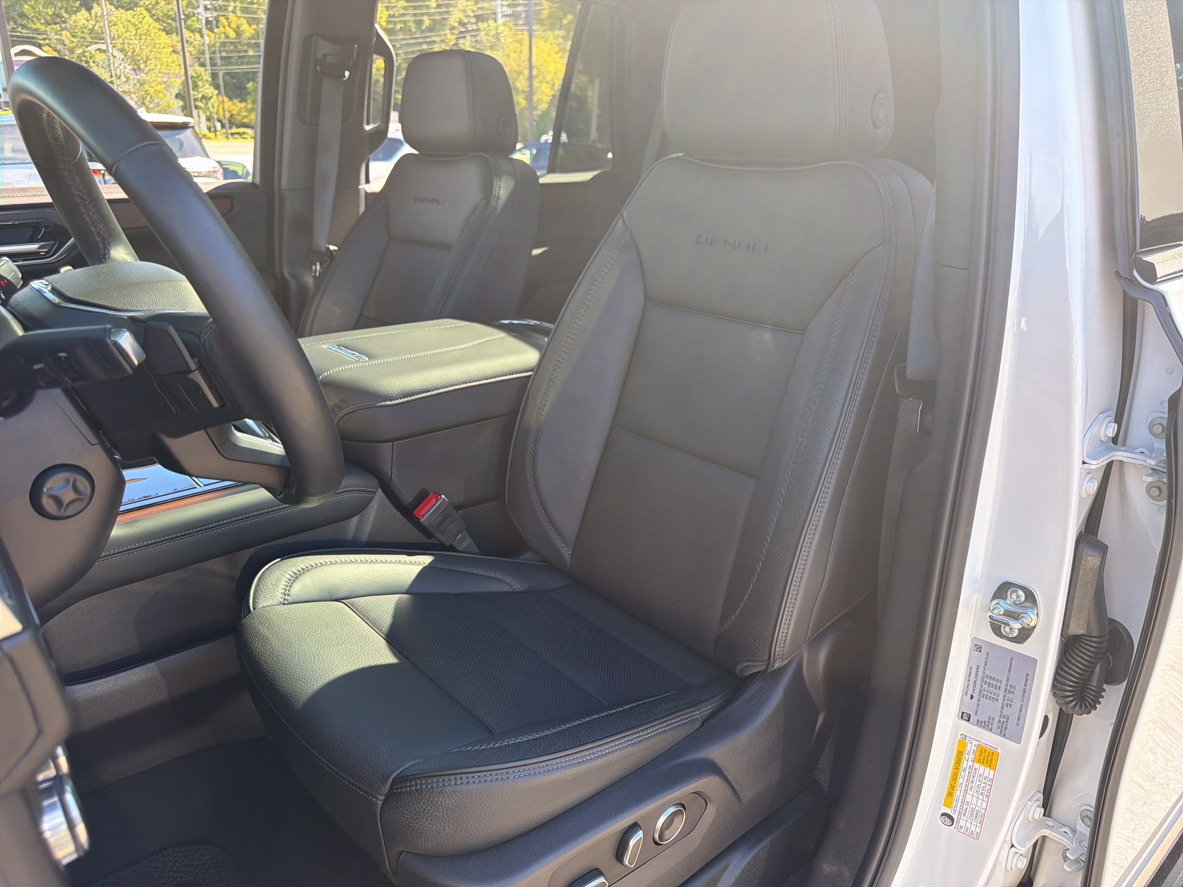 Used 2025 GMC Yukon Denali w/ Sun & Power Step Package AWD/4WD image 30