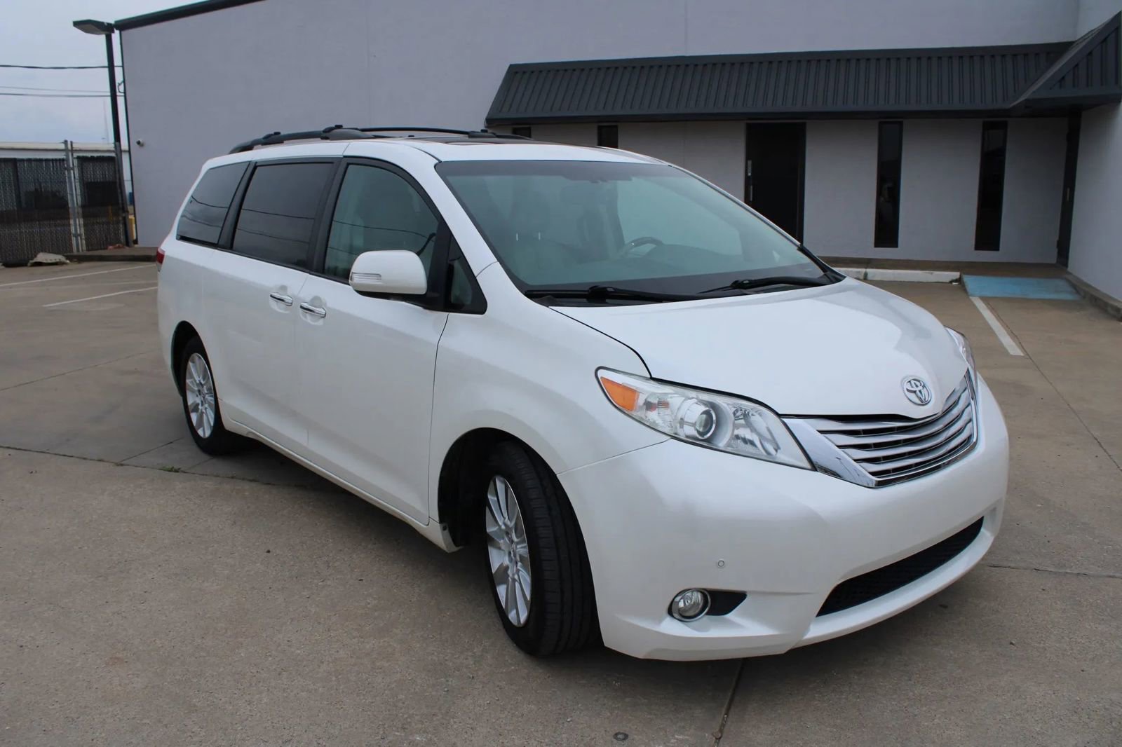 Used 2013 Toyota Sienna Limited w/ Premium Pkg image 3