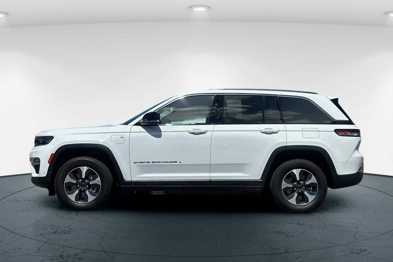 Certified 2022 Jeep Grand Cherokee Limited 4xe w/ Luxury Tech Group II AWD/4WD image 9