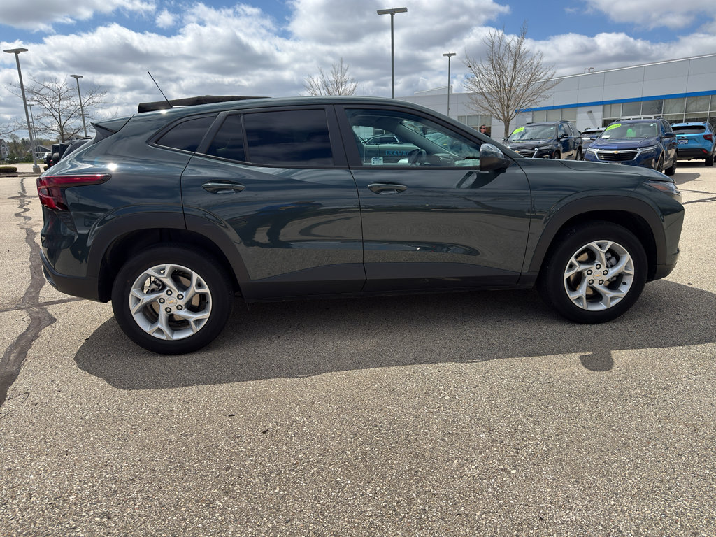 Used 2025 Chevrolet Trax LS w/ LS Convenience Package FWD image 7