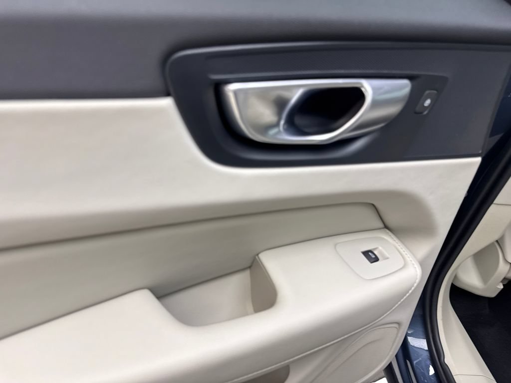 Used 2024 Volvo XC60 B5 Plus w/ Protection Package Premier AWD/4WD image 39