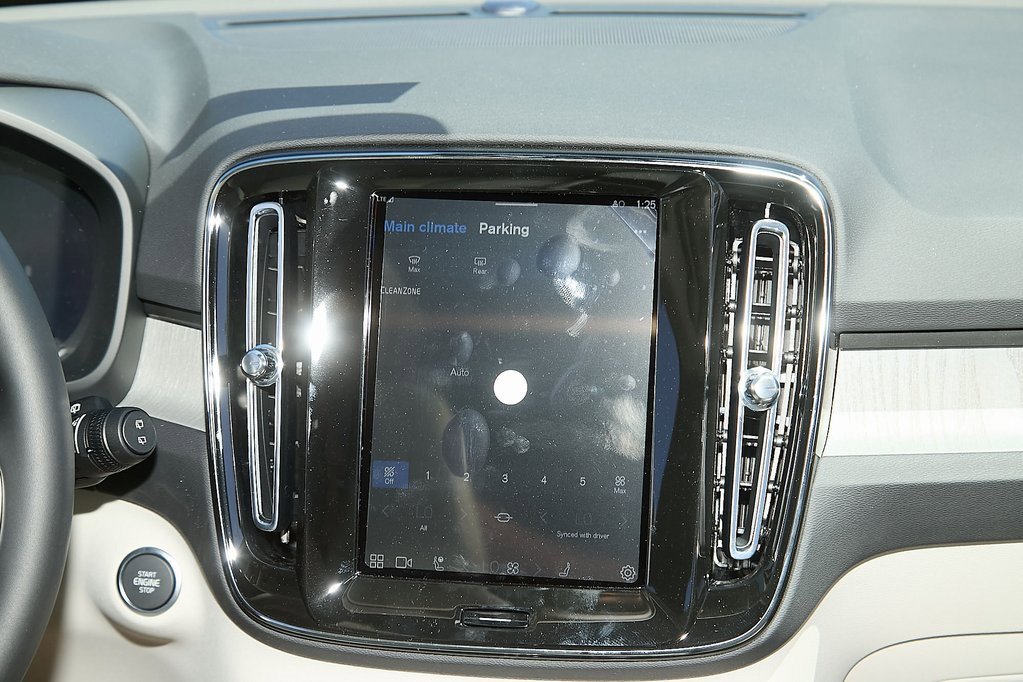 New 2025 Volvo XC40 B5 Plus w/ Protection Package Premier image 25