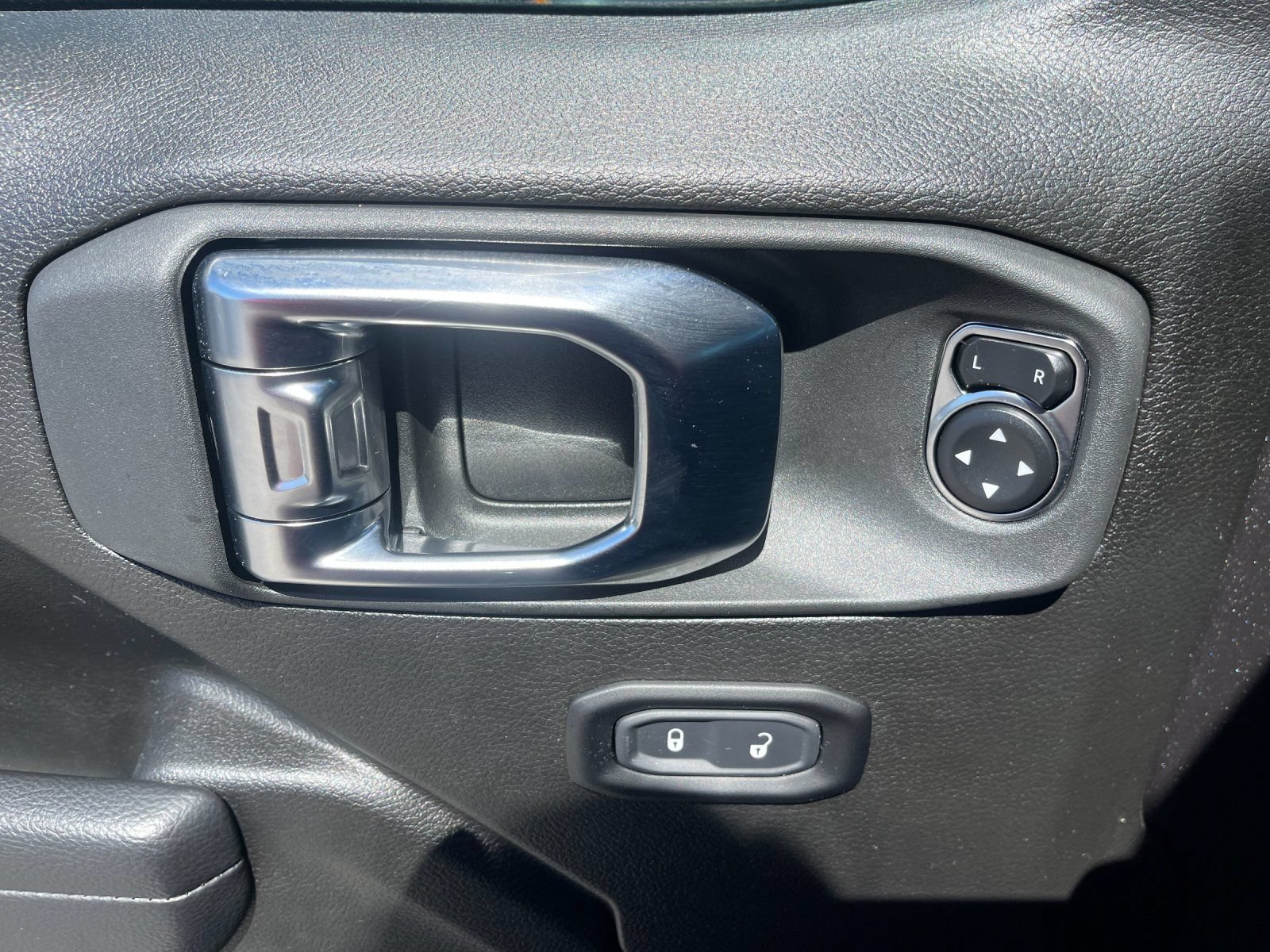 Used 2025 Jeep Gladiator Rubicon AWD/4WD image 13